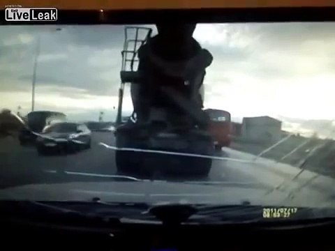 Pirata della strada investe un pedone e fugge a forte velocità, ma fa una brutta fine