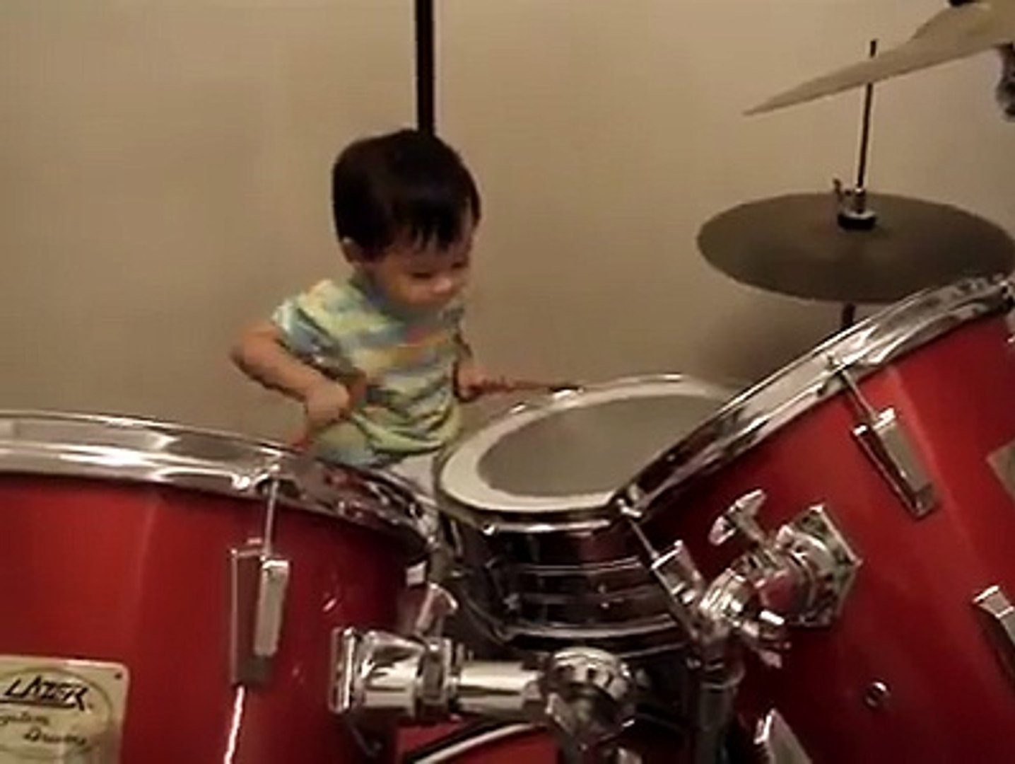 Questo bambino non ha nemmeno due anni: sentite come suona la batteria! -  Video Dailymotion