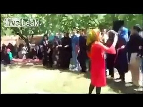 Tragedia durante un matrimonio in Iran: balla con la mitragliatrice e uccide un uomo