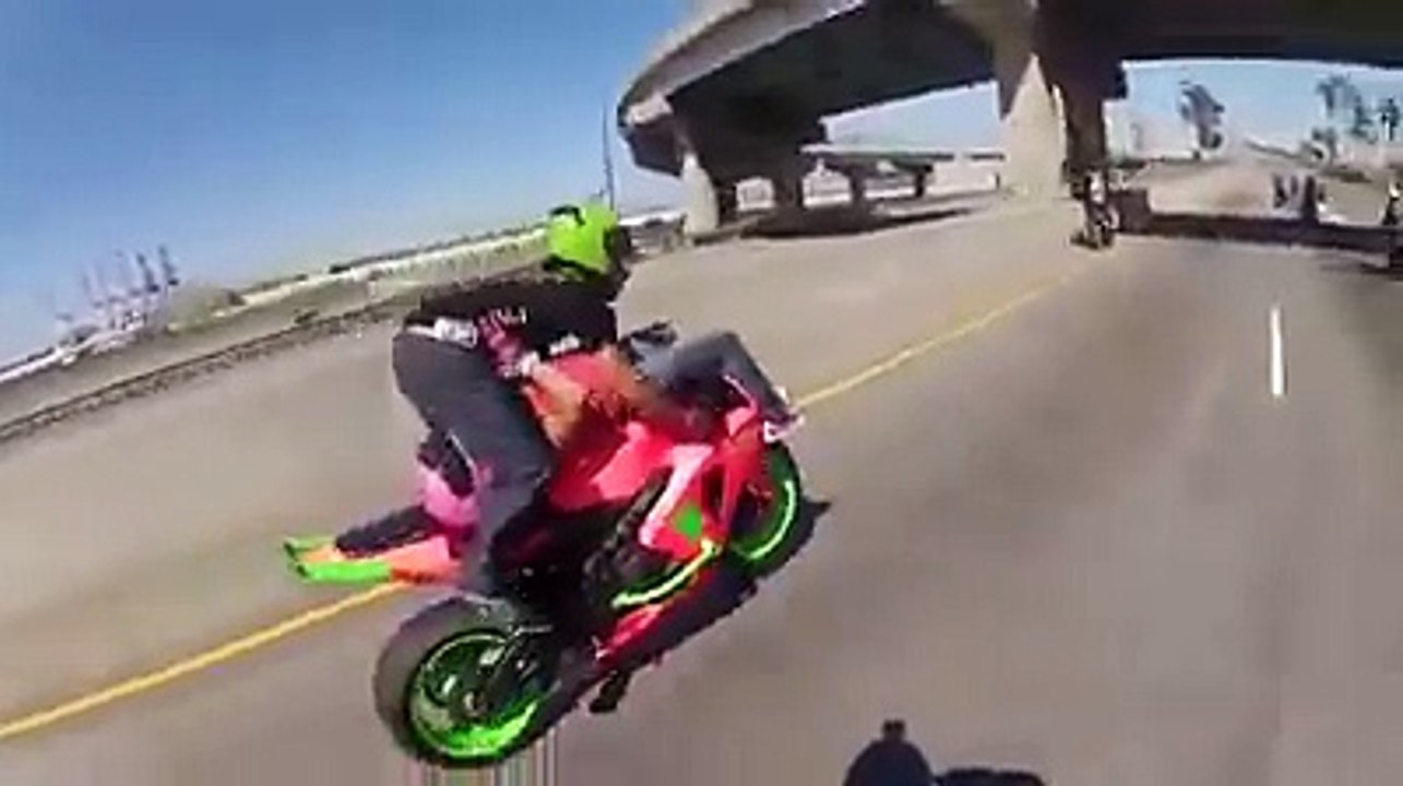 Due ragazzi in moto fanno acrobazie pericolose