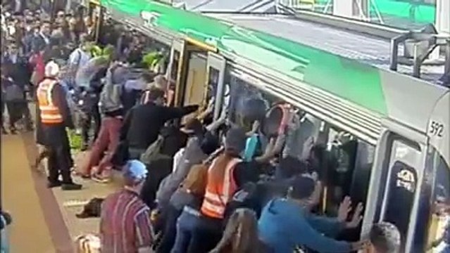 Rimane incastrato con il piede sotto il vagone: quello che accade dopo è sconvolgente