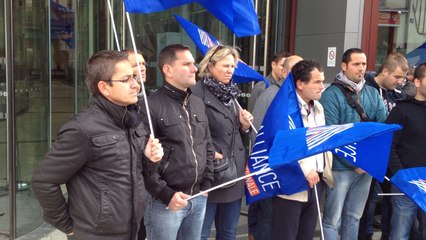 Manifestation des policiers devant le tribunal