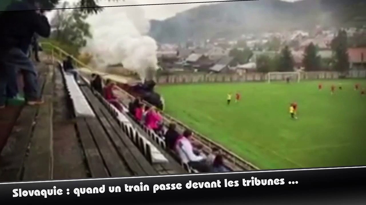 Quand un train passe devant les tribunes d'un stade de foot..