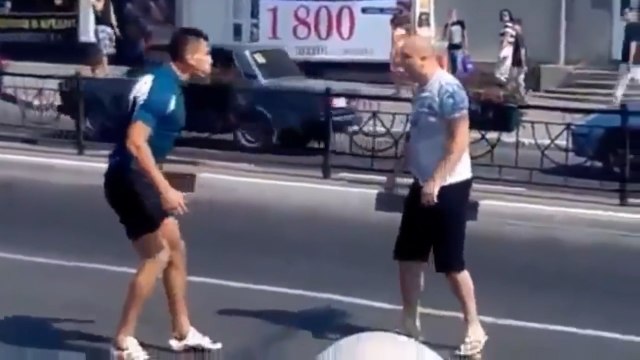 Велосипедист красава ! Против водителя и курицы