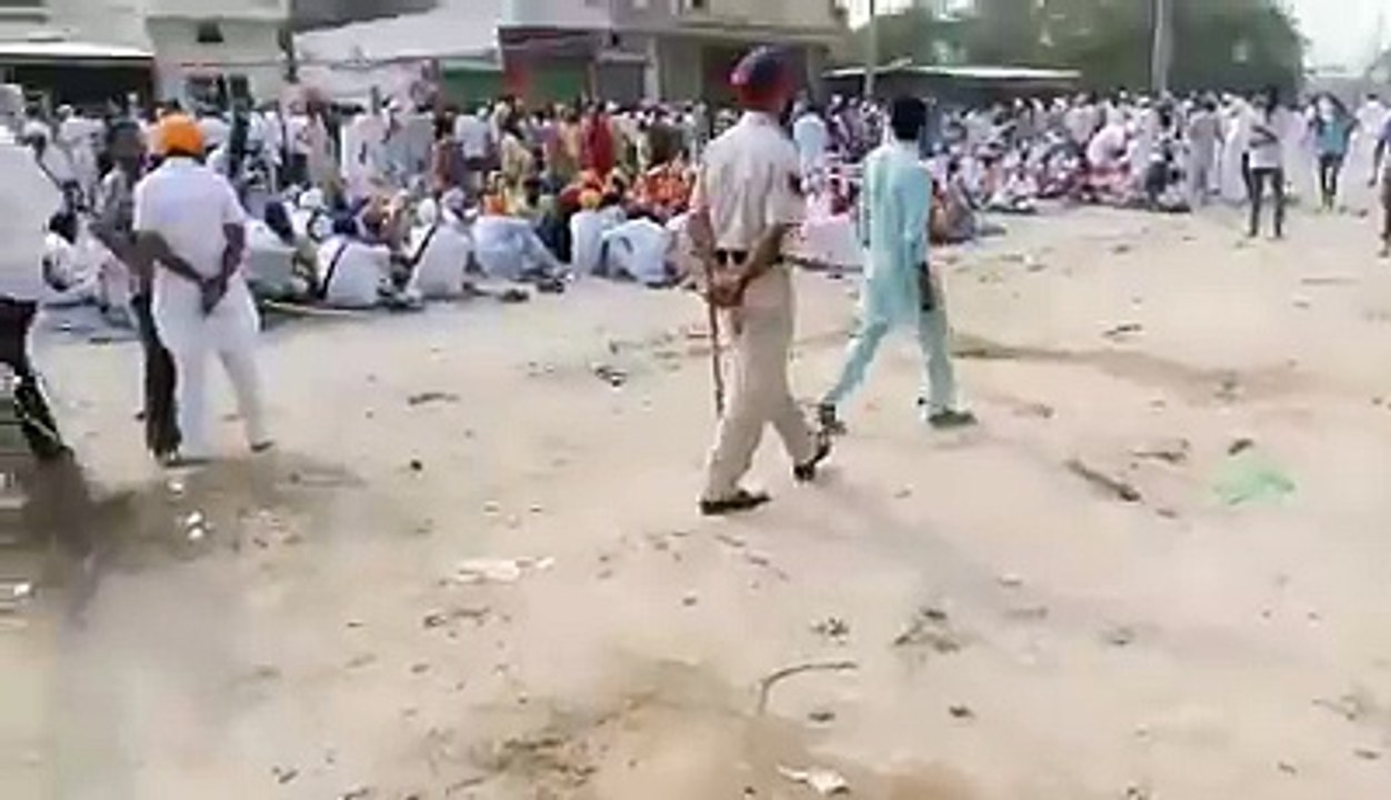 Sangat peacfully sitting