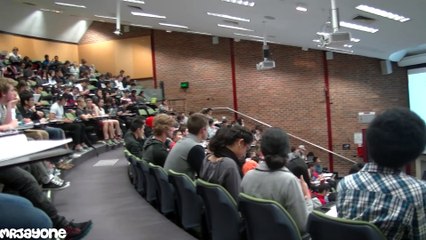 Il regarde un porno dans l'amphithéâtre, son casque n'est pas branché...