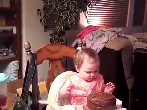 Ce Bébé goûte un Gâteau au Chocolat pour la Première Fois