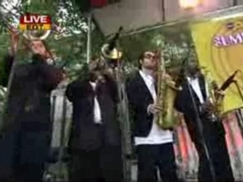 Christina Aguilera - Candyman live @ GMA