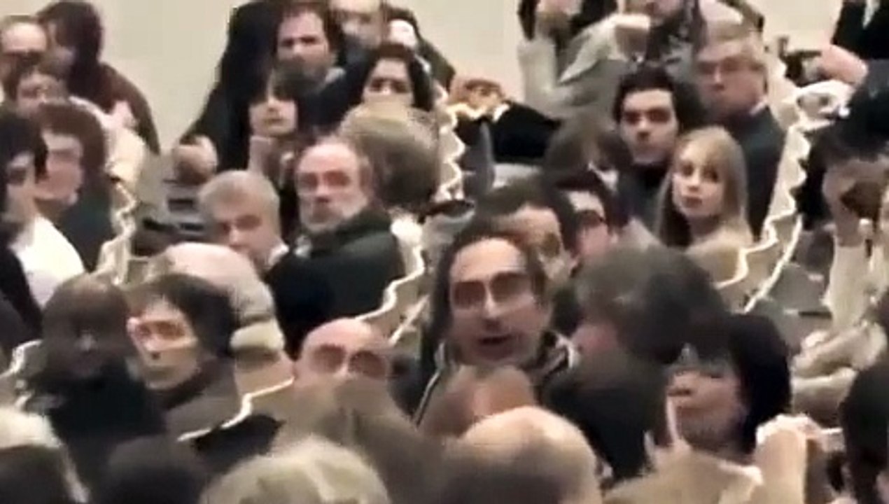 Caroline Fourest se fait sortir d' une université CLASH