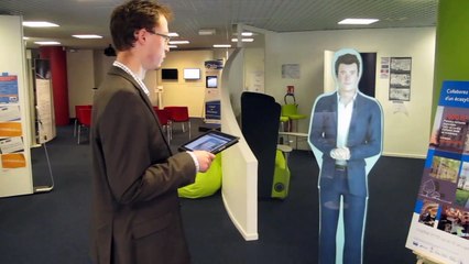 L'hologramme conseille les visiteurs en agence