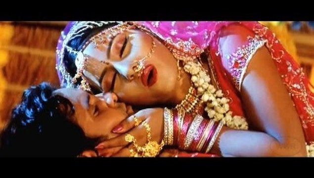Bhabhi Ki Suhaag Raat Devar Ke Sath Husband ke Samne Full Hot Romance Very Hot Akshay disturbs Suniel and Sonali Bendre