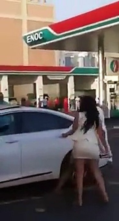 [SD] Girls fighting furiously at Petrol Station in Dubai