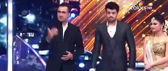 Check the Reaction of Sonam Kapoor when Fawad Khan was Singing a Song