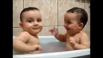 İkiz Bebeklerin Çok Komik Banyo Keyfi