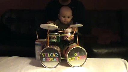 Divertido bebé tocando Rock en su batería
