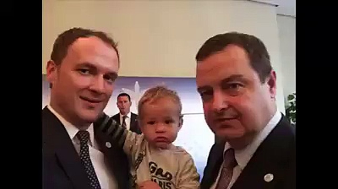 Momenti kur sulmohet me vezë zv. ministri Petrit Selimi