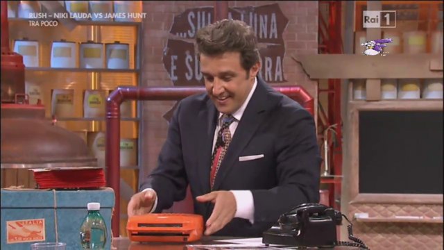 Flavio Insinna e il mangiadischi posseduto a Affari Tuoi