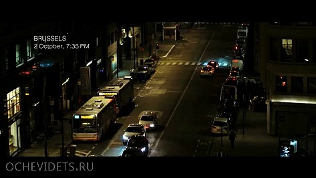 Рекламный билборд Audi подсвечивает пешеходов в центре Брюсселя