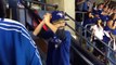 Un gamin imite son idole le joueur de Baseball Jose Bautista