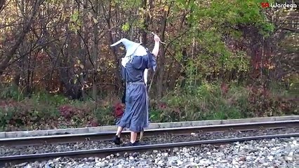 Si traveste da Gandalf e cerca di bloccare un tram...