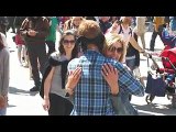Si benda in mezzo a una piazza e aspetta che la gente lo abbracci. Ecco come hanno reagito.