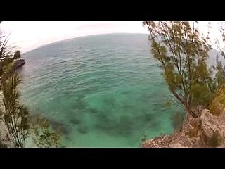 Cliff Jumper e il tuffo proprio nel momento in cui passa un windsurf