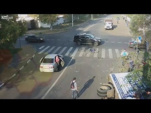 Salvo per miracolo! L'incredibile fortuna del ciclista coinvolto in un incidente!