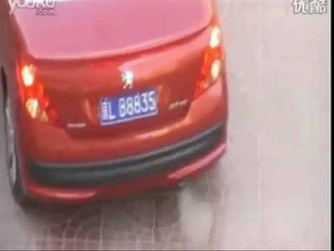 Tentano di rubargli il parcheggio, ma questa donna non si fa fregare