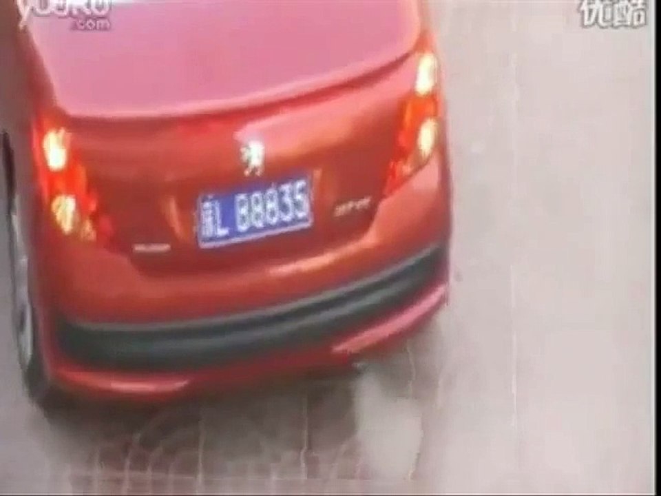 Tentano di rubargli il parcheggio, ma questa donna non si fa fregare