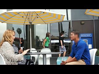 Ragazza si traveste da persona obesa, ecco come si comporta la gente con lei