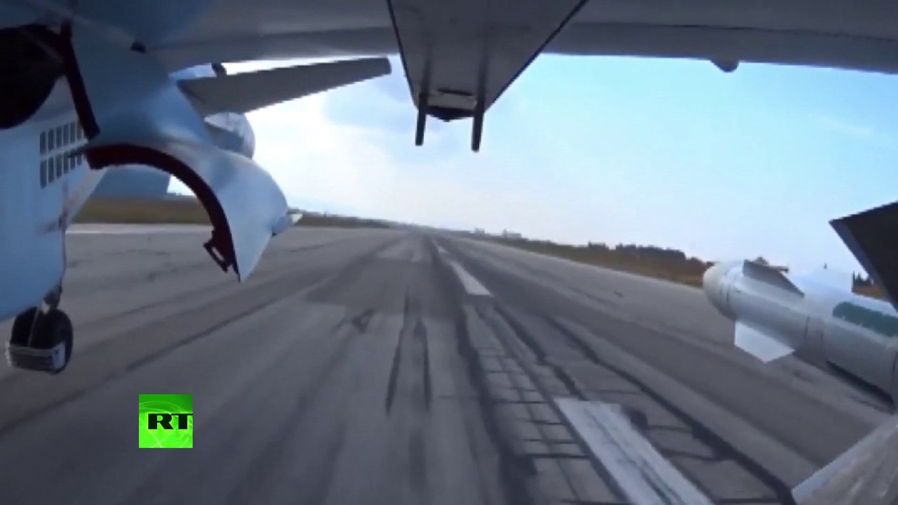 Une camera embarquée sur l'aile montre les avions russes larguant des bombes en Syrie