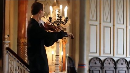 La divertente gag del violinista che risponde al cellulare