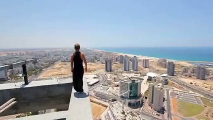 Backflip su un tetto di 40 piani