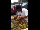 Ecco come sbucciare un ananas in pochi secondi