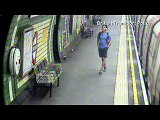 Il terrificante video del bebè che cade col passeggino nella metro di Londra