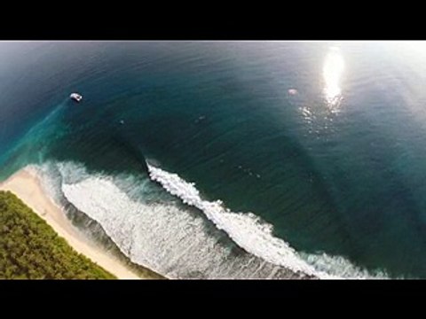 Le riprese spettacolari di un drone mostrano spettacolari scene di surf