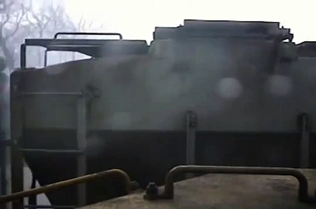 Telecamera di sicurezza riprende un treno mentre deraglia a causa delle raffiche di vento di un Tornado