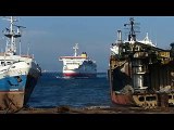 Incredibile manovra di una nave turca che va a sbattere contro la banchina