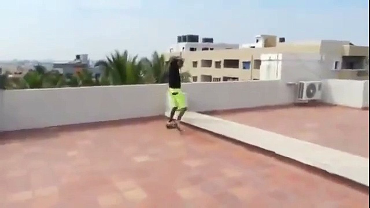 Il fenomeno del balconing, ecco cos'è, consigliamo a tutti di non imitare questo ragazzo