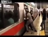 Ecco cosa accade in Giappone quando la metro è stracolma di gente