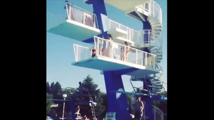 Decide di tuffarsi, poi ci ripensa e..