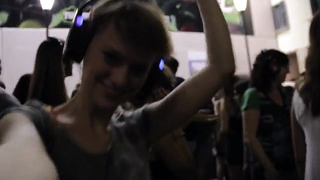 Se ti selfie ti cancello: la video campagna contro l'abuso di selfie