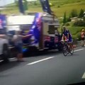 Tour de France: pit stop di un ciclista nel camper dei tifosi per andare in bagno