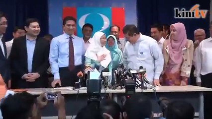 Скачать видео: Saifuddin Abdullah keluar Umno, sertai PKR