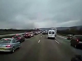 Ecco come reagiscono i tedeschi al volante quando un'ambulanza deve passare