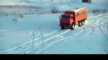 L'incredibile acrobazia di un camion russo sulla neve