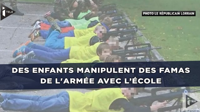 Des enfants manipulent des Famas de l'armée en atelier découverte