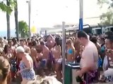 Nonna ballerina si scatena in discoteca a Ibiza