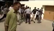 Karachi Railway Police beats Chand Nawab badly at Karachi Cant Station