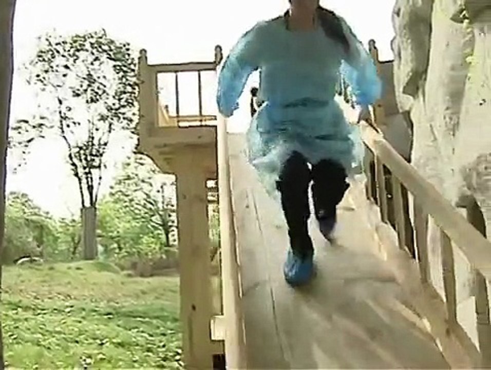 Il video dei Panda che giocano sullo scivolo